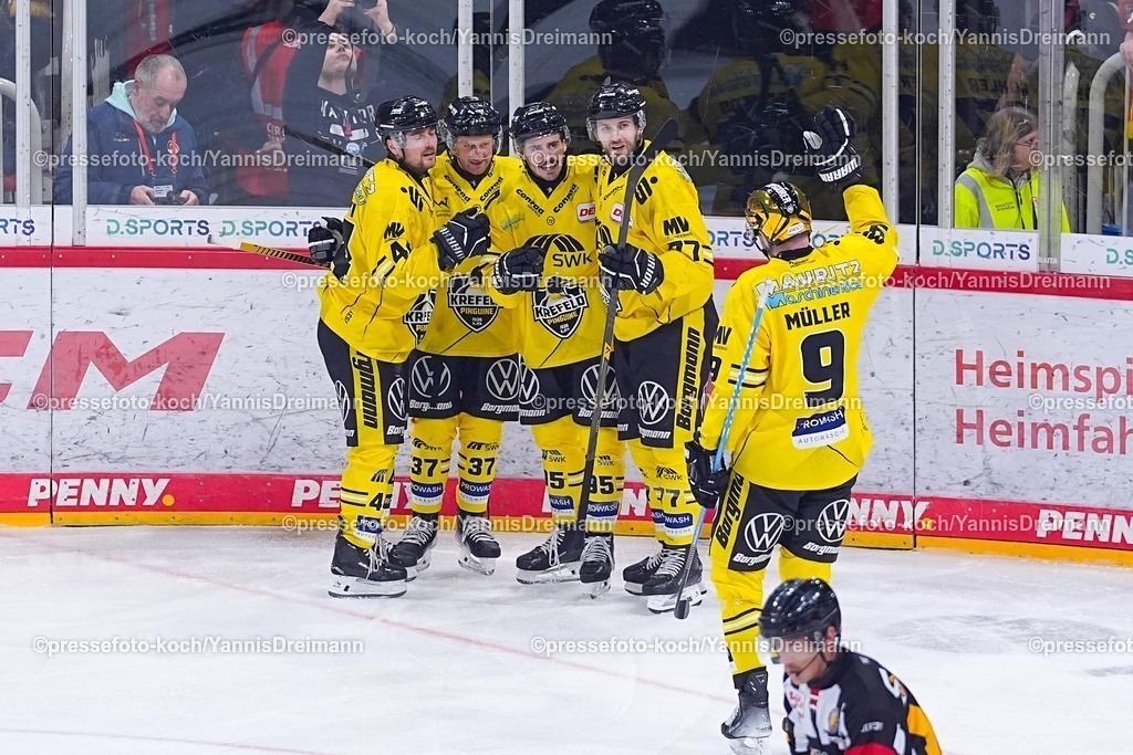 xYDRx30112501027 | 30.11.2025, xydrx, Eishockey, DEL2, Düsseldorfer EG - Krefeld Pinguine, PSD Bank Dome Düsseldorf: Torjubel nach dem Tor zum 5:0 für die Krefeld Pinguine durch Torschütze Mathew Santoa (Krefeld Pinguine #95) zusammen mit Max Newton (Krefeld Pinguine #37) und Zack Dybowski (Krefeld Pinguine #44) Mick Koehler (Krefeld Pinguine #77) und Marcel Mueller (Krefeld Pinguine #9)Photo: xYannisxDreimannxPressefotoKochx