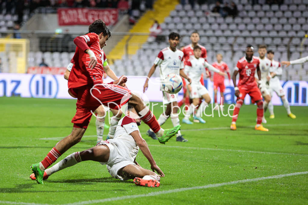 FC Bayern Amateure - 1. FC Nuernberg II | Lucas Copado Schrobenhauser (FCB #9) im Duell mit Ali Loune (FCN #8)