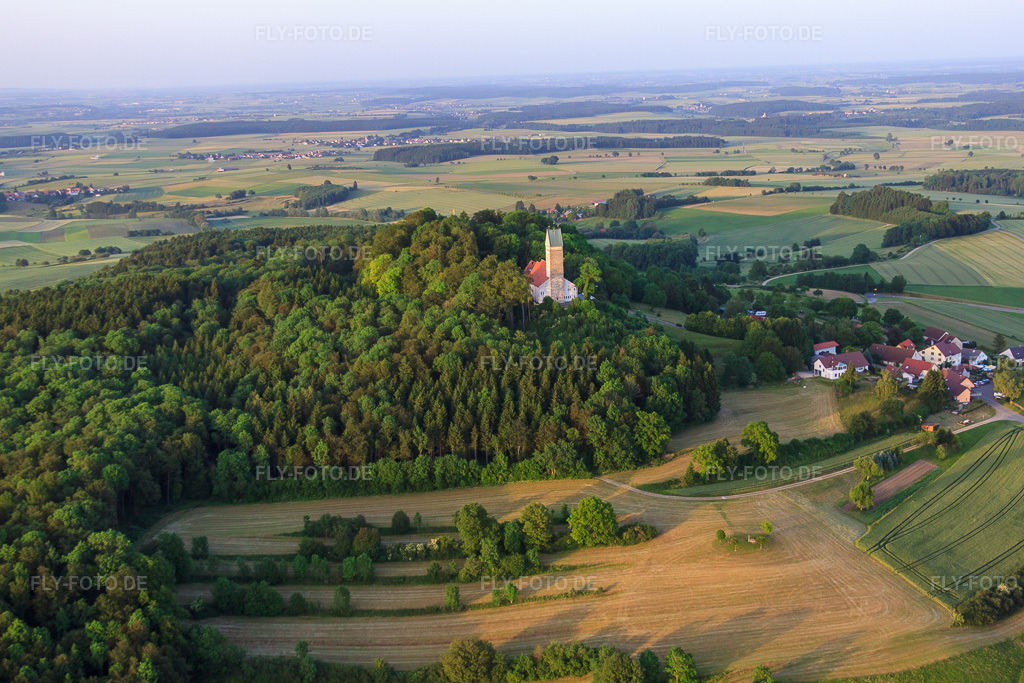 Luftbild: St. Johannes Baptist auf dem Bussen im Ortsteil Offingen in Uttenweiler im Bundesland Baden-Württemberg in Deutschland. – Foto: IMG_67518.jpg vom 08.06.2014 durch Werner Riehm/FLY-FOTO.de – Auflösung des Originals: 4752 x 3168 px – Offingen-Bussenkirche - Seelsorgeeinheit Bussen