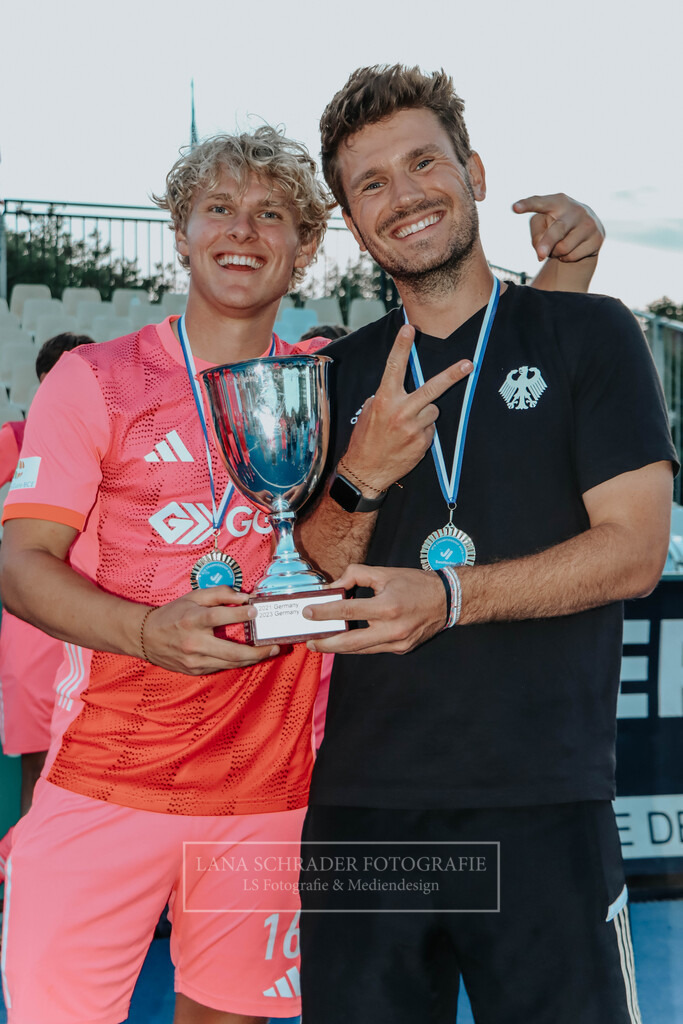 EM_MU18_F_GER-BEL_Lille_bearbeitet_Pokalbilder (129 von 137) | lanaschraderfotografie - Realisiert mit Pictrs.com