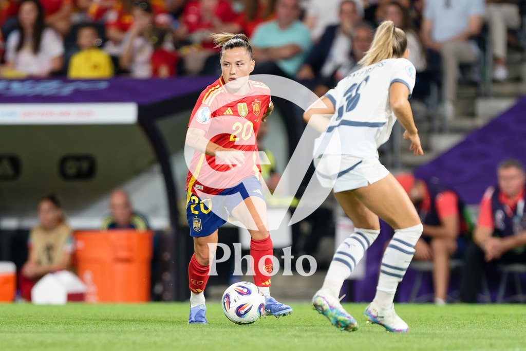 Spain v Switzerland - UEFA Women's EURO 2025 Quarter-Final | BERN, SWITZERLAND - JULY 18: Claudia Pina of Spain (L)  controls the ball  under pressure from Viola Calligaris of Switzerland (R) during the UEFA Women's EURO 2025 Quarter-Final match between Spain v Switzerland at Stadion Wankdorf on July 18, 2025 in Bern, Switzerland. (Photo by Giuseppe Velletri/Sports Press Photo/Getty Images)