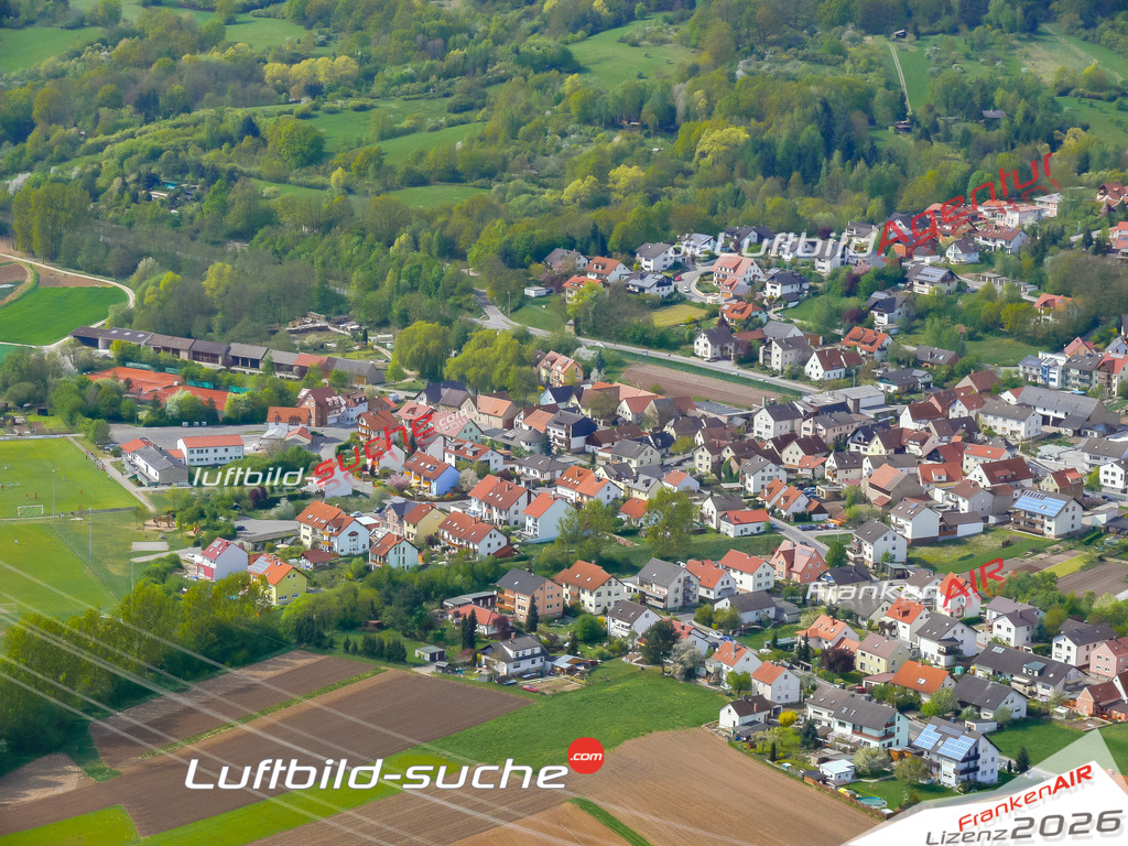 Die Luftaufnahme der Stadt Hallstadt wurde vom UL-Flugzeug heraus erstellt ( keine Drohne )- hohe Auflösung für beste Qualität