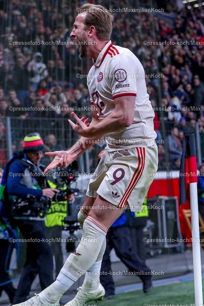UCL11032501094 | 11.03.2025, Fußball, UEFA Champions League, Bayer 04 Leverkusen - FC Bayern München, Achtelfinale Rückspiel, BayArena, Saison 2024 2025: Torjubel nach dem 1:0 durch Torschütze Harry Kane (FC Bayern #9)DFB regulations prohibit any use of photographs as image sequences and or quasi-video.