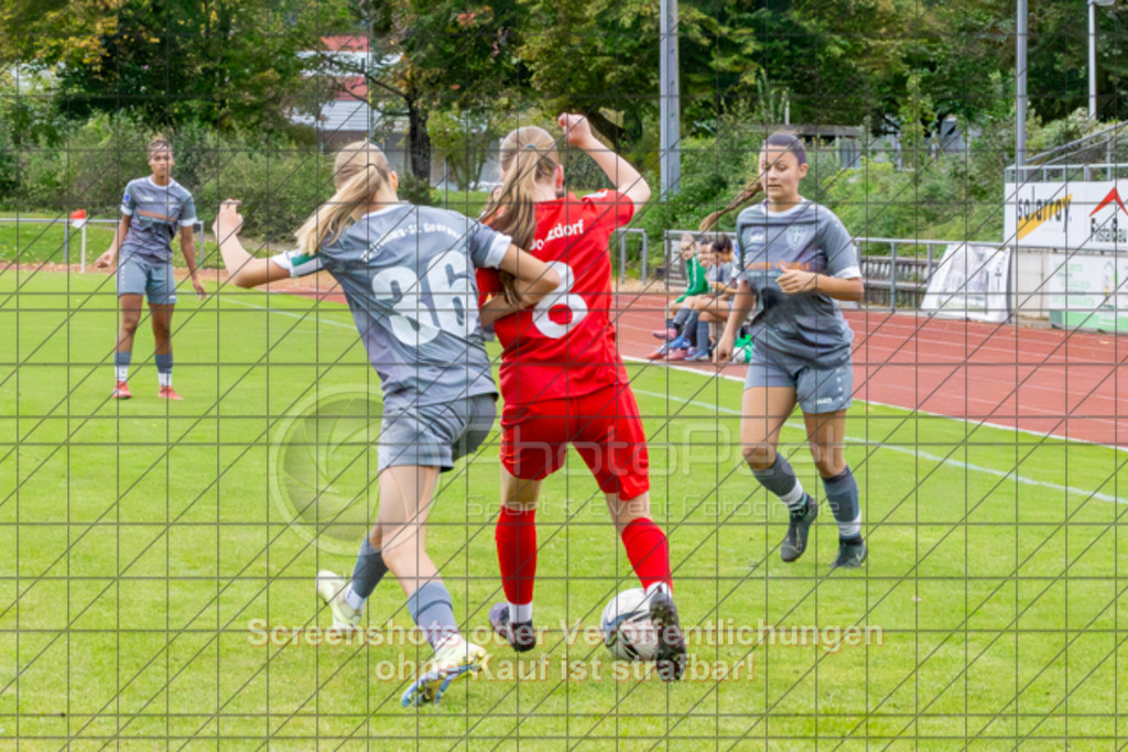 20251004_140842_0031 | #,1.FC Donzdorf (rot) vs. FC Freiburg-St. Georgen (grau), Fussball, EnBW-Oberliga B -Juniorinnen, 04. Spieltag, Saison 2025/2026, Rasenplatz, Lautertal Stadion, Süßener Straße 16, 73072 Donzdorf, 04.10.2025 - 14:00 Uhr,Foto: PhotoPeet-Sportfotografie/Peter Harich