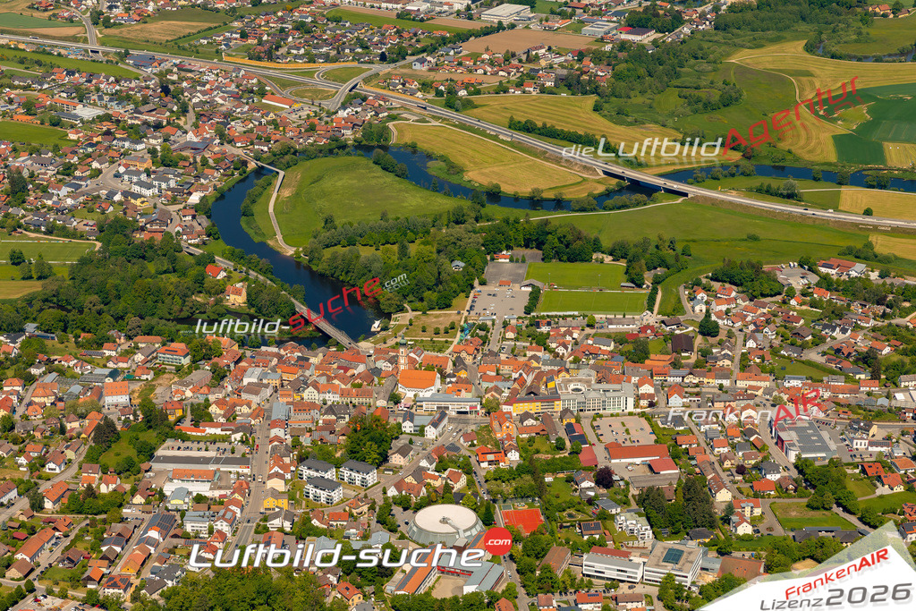 Das Luftbild zeigt :  Roding - Die Luftaufnahme wurde 2024 vom UL-Flugzeug aus erstellt ( keine Drohne ) - Hochauflösende Luftaufnahme - Für grossformatige Ausdrucke geeignet. Die Geschenkidee !Mit Lizenz und Bildrechte bestellbar