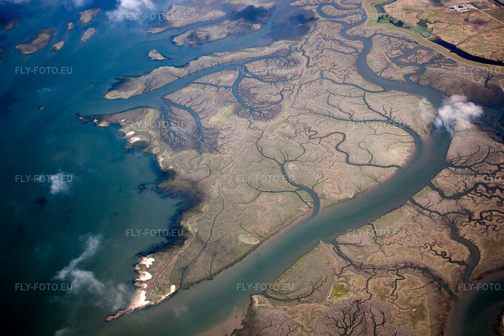 Vue aérienne: Delta fluvial, estuaire de la Tamise à l'île de Grain à Rochester dans le département Angleterre, Grande Bretagne. Photo: IMG_58635.jpg prise le 18/07/2013 par Werner Riehm/FLY-FOTO.eu – Résolution de l'original: 4752 x 3168 px