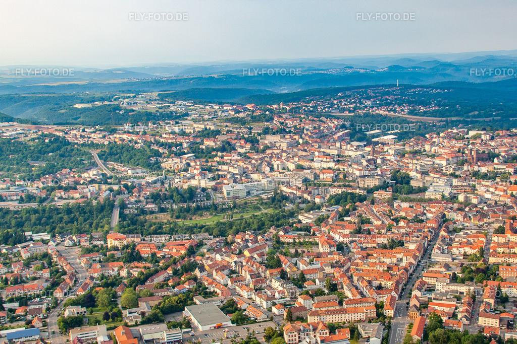 Strecktalbpark und Winzler Straße | Luftbild: Strecktalbpark und Winzler Straße in Pirmasens im Bundesland Rheinland-Pfalz in Deutschland. Foto: IMG_29347.jpg vom 25.06.2010 durch Werner Riehm/FLY-FOTO.de - Realisiert mit Pictrs.com