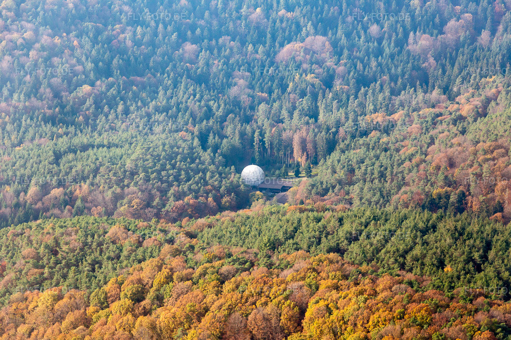 Luftbild: Radarantenne in Pleisweiler-Oberhofen im Bundesland Rheinland-Pfalz in Deutschland. Foto: IMG_123760.jpg vom 07.11.2020 durch Werner Riehm/FLY-FOTO.de