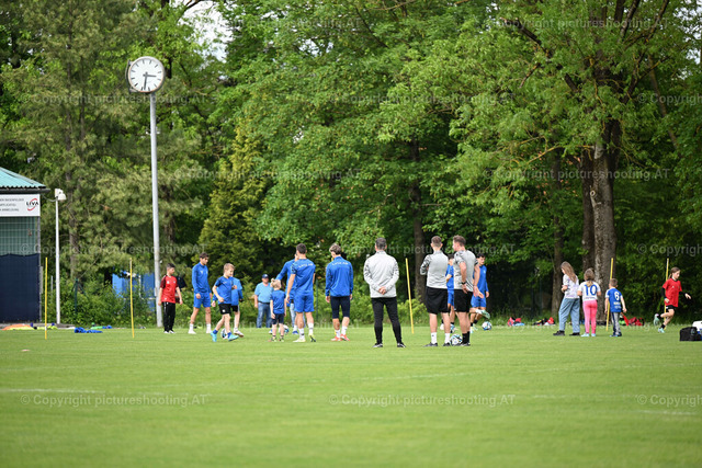 mikovits-20240507-0044 | Image shows an overview of players of FC Blau-Weiss Linz with children during warm up, PK LASK, Sport, Bundesliga, Fußball /Foto: Albert Mikovits Datum 20240507