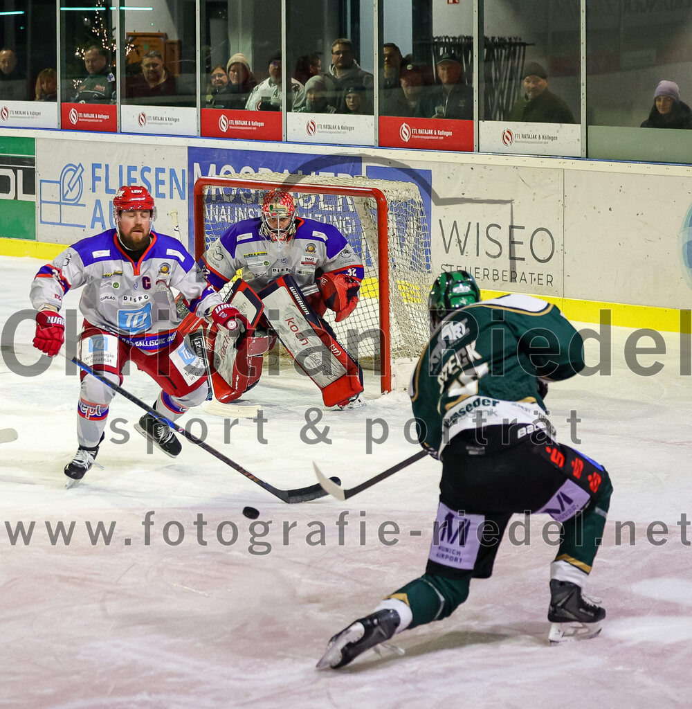 2025-11-30_143_TSV_Erding_gegen_EC_Peiting | Erding, Deutschland, 30.11.2025:Eishockey, Oberliga Süd 2025 / 2026, 22. Spieltag, TSV Erding gegen EC Peiting, Endergebnis: 5:1Torwart Andreas Magg (EC Peiting, #32), Pascal Steck (Erding Gladiators, #73)Foto: Christian Riedel / fotografie-riedel.net