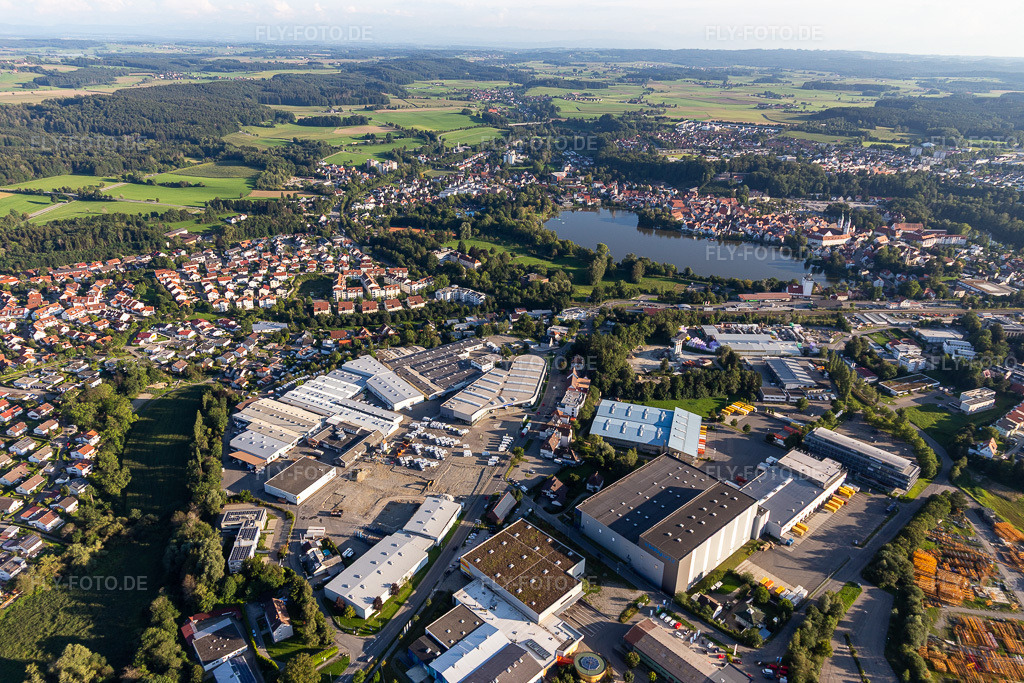 Luftbild: Gebäudekomplex und Logistikzentrum auf dem Gelände von Versandhaus Walz GmbH, Baby-Walz. in Bad Waldsee im Bundesland Baden-Württemberg in Deutschland. Foto: IMG_128900.jpg vom 03.09.2021 durch Werner Riehm/FLY-FOTO.de
