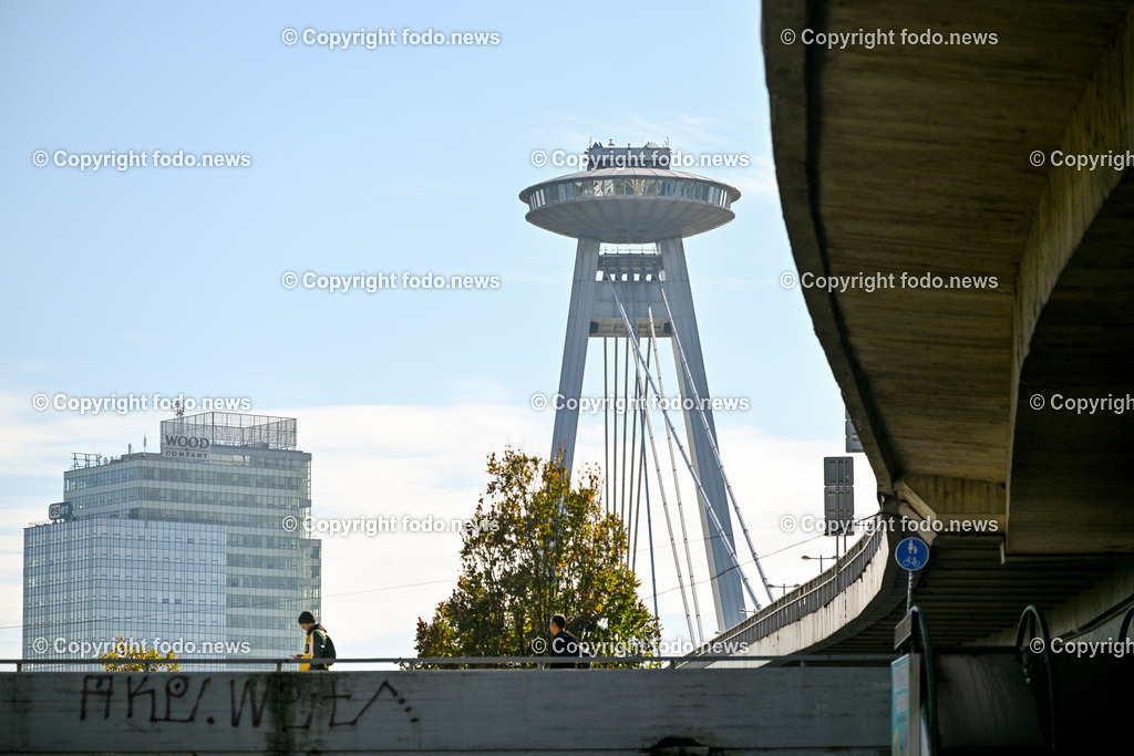 Slowakei_ Bratislavsky kraj_ Bratislava_ 08.10.2024-87 | 08.10.2024, Slowakei, SVK, Bratislavsky kraj, Bratislava, im Bild Bratislava, Stadtansichten, Gebauede, Sehenswurdigkeiten, Tourismus, Touristen, Cafe, Denkmal, Strasse, Donau, Bruecke, Schiff, Burg, Hrad, Ufo, Restaurant, Souvenier, Menschen, Bahnhof, Zug, Hauptstadt