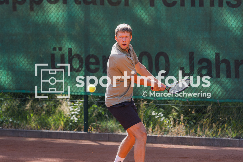 Wuppertaler Tennis-Stadtmeisterschaften | Jonas Poswiat (Solinger TC 1902) in Aktion. Herren-Finale der Wuppertaler Tennis-Stadtmeisterschaften, Wuppertal, 09.08.2026. - Realisiert mit Pictrs.com