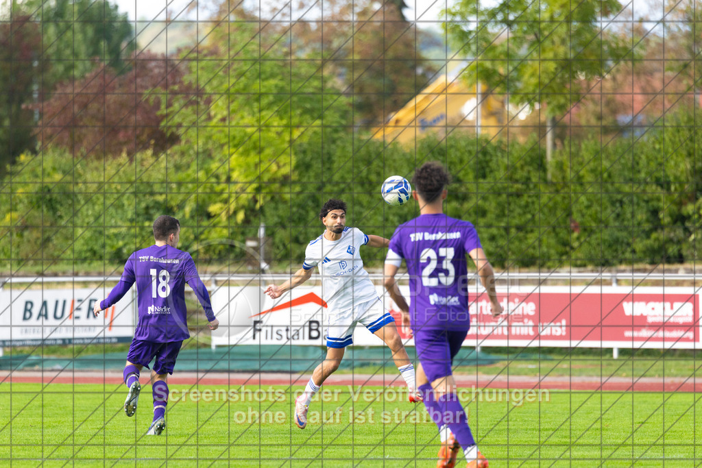 20261010_153458_0103_(c)_by_PhotoPeet | #,1.FC Eislingen (weiß) vs. TSV Bernhausen (lila), Fussball, Landesliga 2 - wfv, 11. Spieltag, Saison 2026/2027, Rasenplatz, Eichbachstation, Haldenstraße, 73054 Eislingen, 10.10.2026 - 15:30 Uhr,Foto: PhotoPeet / Sport- &amp; Eventfotografie / Peter Harich
