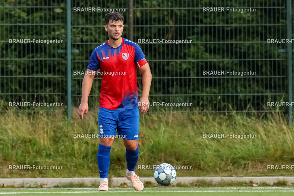 1_KFCWAT_20250723_0828.JPG -  - KFC Uerdingen - SG Wattenscheid 09 - Testspiel | Krefeld, Deutschland, 23.07.25: Ole Päffgen (KFC Uerdingen) in Aktion, am Ball, Einzelaktion waehrend des Testspiel Spiels zwischen KFC Uerdingen - SG Wattenscheid 09 in der Covestro Sportpark am 23. July 2025 in Krefeld, Deutschland. (Foto von Stefan Brauer/Brauer-Fotoagentur)