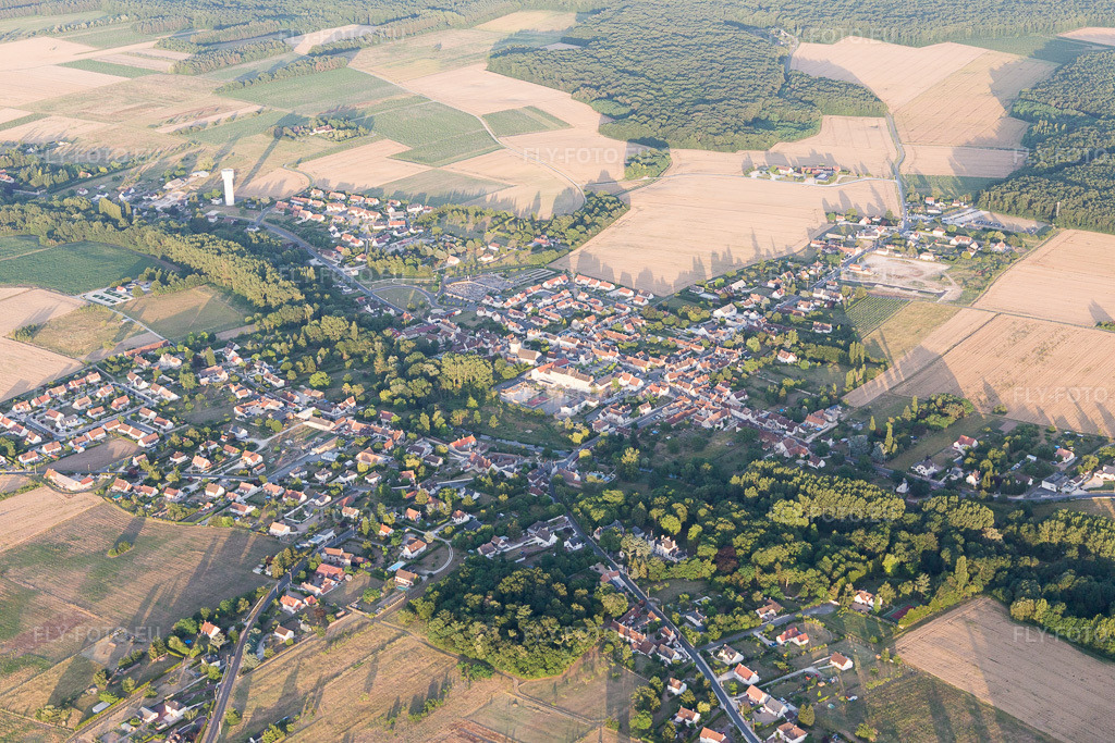 Vue aérienne: Vue de la ville à Huisseau-sur-Cosson dans le département Loir et Cher, France. Photo: IMG_101045.jpg prise le 23/06/2017 par Werner Riehm/FLY-FOTO.euRésolution de l'original: 5472 x 3648 px