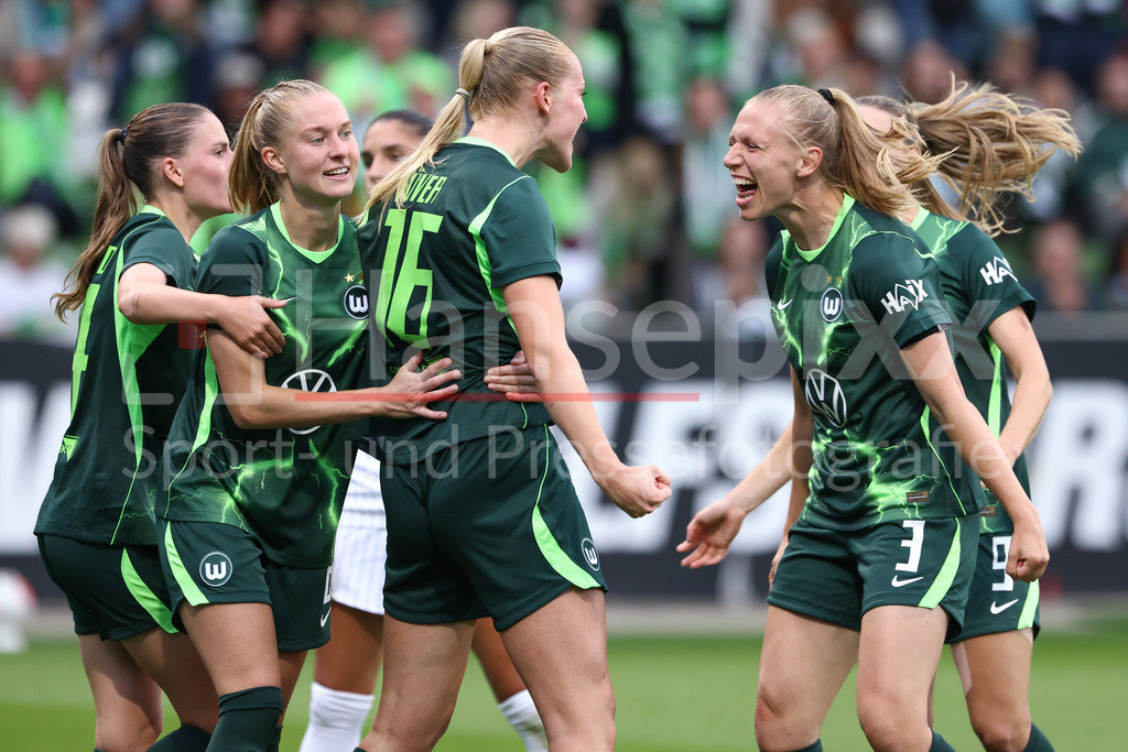 Fussball, UEFA Womens Champions League, VfL Wolfsburg - Inter Mailand | v.li.: Smilla Vallotto (VfL Wolfsburg, 14), Janina Minge (VfL Wolfsburg, 6), Torschützin Camilla Küver (VfL Wolfsburg, 16) und Lieske Carleer (VfL Wolfsburg, 3) mit Torjubel, Jubel, jubeln, jubelt, optimistisch, Spielszene, Highlight, Freude über das Tor zum 2:0