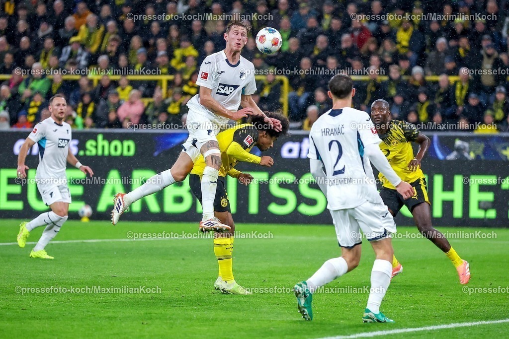 BVB07122501020 | 07.12.2025, Fußball, Borussia Dortmund - TSG 1899 Hoffenheimt, 1. Fußball Bundesliga, 13. Spieltag, Signal Iduna Park, Saison 2025 2026: Wouter Burger&nbsp;(TSG Hoffenheim #18) im Zweikampf gegen  Karim Adeyemi&nbsp;(BVB #27) im Strafraum neben Serhou Guirassy&nbsp;(BVB #09) und Robin Hranac&nbsp;(TSG Hoffenheim #02) Strafraumaktion  DFB regulations prohibit any use of photographs as image sequences and or quasi-video.