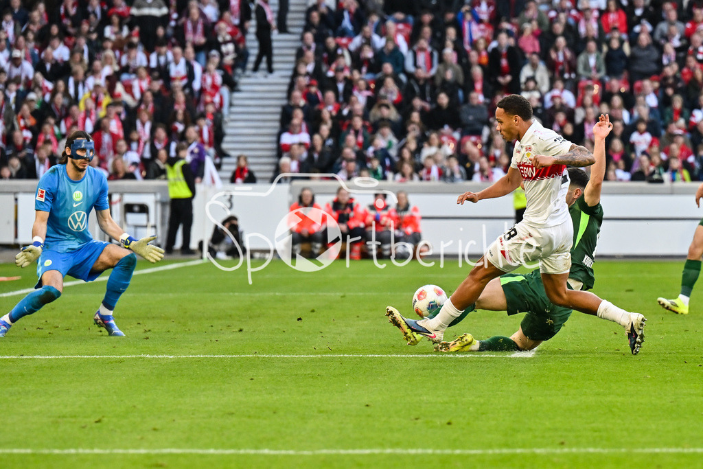VfB Stuttgart - VfL Wolfsburg | STUTTGART, DEUTSCHLAND - 01. MÄRZ: in dieser Szene erzielt Nikolas NARTEY (VfB Stuttgart 28) den Treffer zum 4-0 Endstand während dem Bundesligamatch zwischen dem VfB Stuttgart und dem VfL Wolfsburg am 24. Spieltag in der MHP-Arena / DFL REGULATIONS PROHIBIT ANY USE OF PHOTOGRAPHS AS IMAGE SEQUENCES AND/OR QUASI-VIDEO