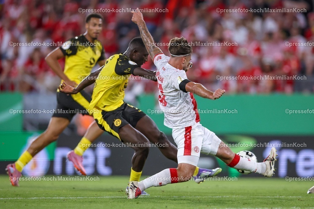 DFB18082501077 | 2025.08.18, Fußball, 1.Runde DFB-Pokal, Rot-Weiss Essen - Borussia Dortmund, Stadion Hafenstraße, Saison 2025 2026: Jose Enrique Rios Alonso&nbsp;(Rot-Weiss Essen #23) blockt den Schuss von Serhou Guirassy&nbsp;(BVB #09)  DFB regulations prohibit any use of photographs as image sequences and or quasi-video.