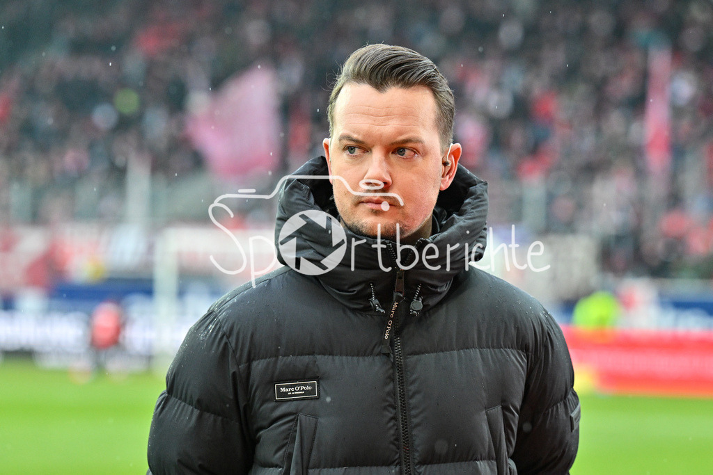 SSV Jahn Regensburg - 1. FC Köln | Im Bild SKY Moderator Florian PLETTENBERG / Freisteller / Einzelfoto / 2. Bundesliga: SSV Jahn Regensburg - 1. FC Koen, Jahnstadion am 08.12.2024