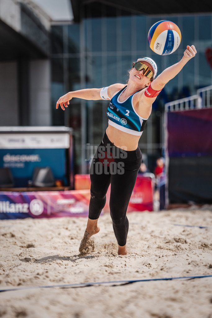 Beachvolleyball | Frauen | German Beach Tour 2024 | Tourstop Bremen | 07.06.2024 | Katharina 'Kathi' Schützenhöfer (AUT) streckt sich nach dem Ball