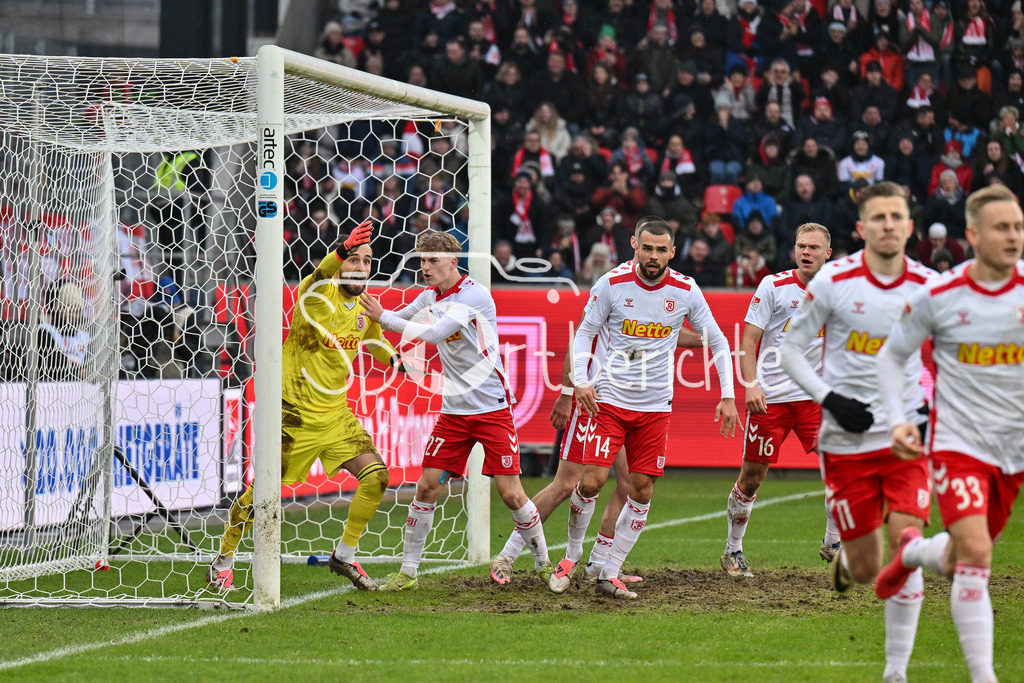 SSV Jahn Regensburg - 1. FC Köln | Die Hausherren freuen sich mit Felix GEBHARDT (SSV Jahn Regensburg 1) nach dessen gehaltenen Elfmeter / 2. Bundesliga: SSV Jahn Regensburg - 1. FC Koen, Jahnstadion am 08.12.2024
