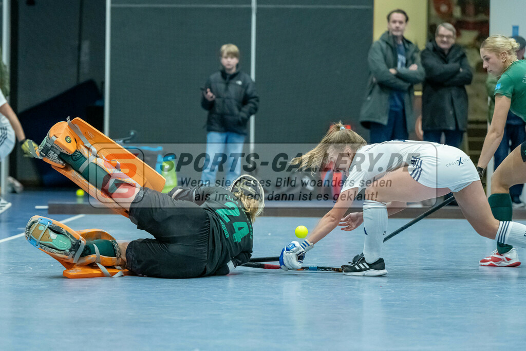 HK_20240113_107938 | 1. Bundesliga Damen Düsseldorfer HC - Club Raffelberg am 13.1.2024 DHC Halle, Düsseldorf , Sophia Wegener Torfrau ( Club Raffelberg #24 ) , Mabel Brands ( Düsseldorfer HC #7 )