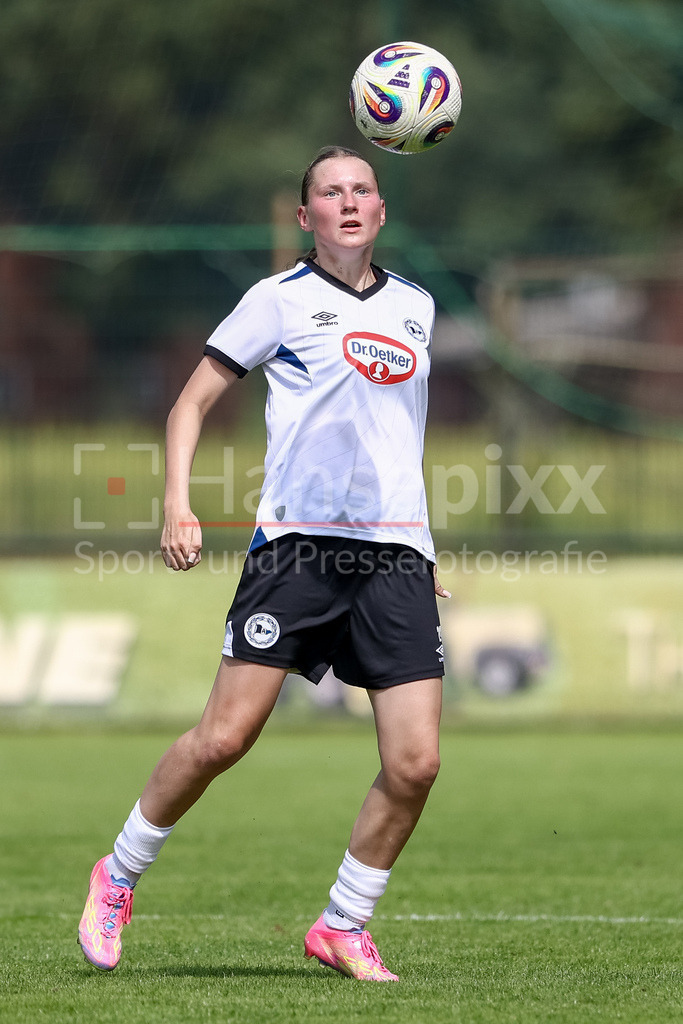 Fussball, Testspiel Frauen, SV Meppen - DSC Arminia Bielefeld | Martha Stuckenschneider (DSC Arminia Bielefeld, 24) am Ball, Freisteller, Einzelbild, Ganzkörper, Aktion, Action, Spielszene