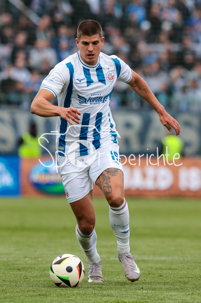 SpVgg Unterhaching - FC Hansa Rostock | am Ball Jan MEJDR (FC Hansa Rostock 19) / Einzelfoto / Freisteller / 3. Liga: SpVgg Unterhaching - FC Hansa Rostock, Uhlsport Park am 07.05.2025