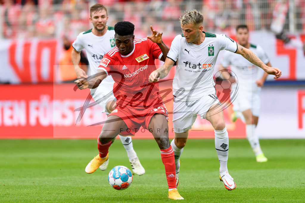 FCUBMG20210829_043 | Fussball, Herren: Taiwo Awoniyi (1.FC Union Berlin) und Jordan Beyer (Borussia Moenchengladbach) im Zweikampf beim Spiel der 1. Bundesliga zwischen 1. FC Union Berlin und Borussia Moenchengladbach im Stadion An der Alten Foersterei am 29.08.2021 in Berlin, Deutschland. - Realisiert mit Pictrs.com
