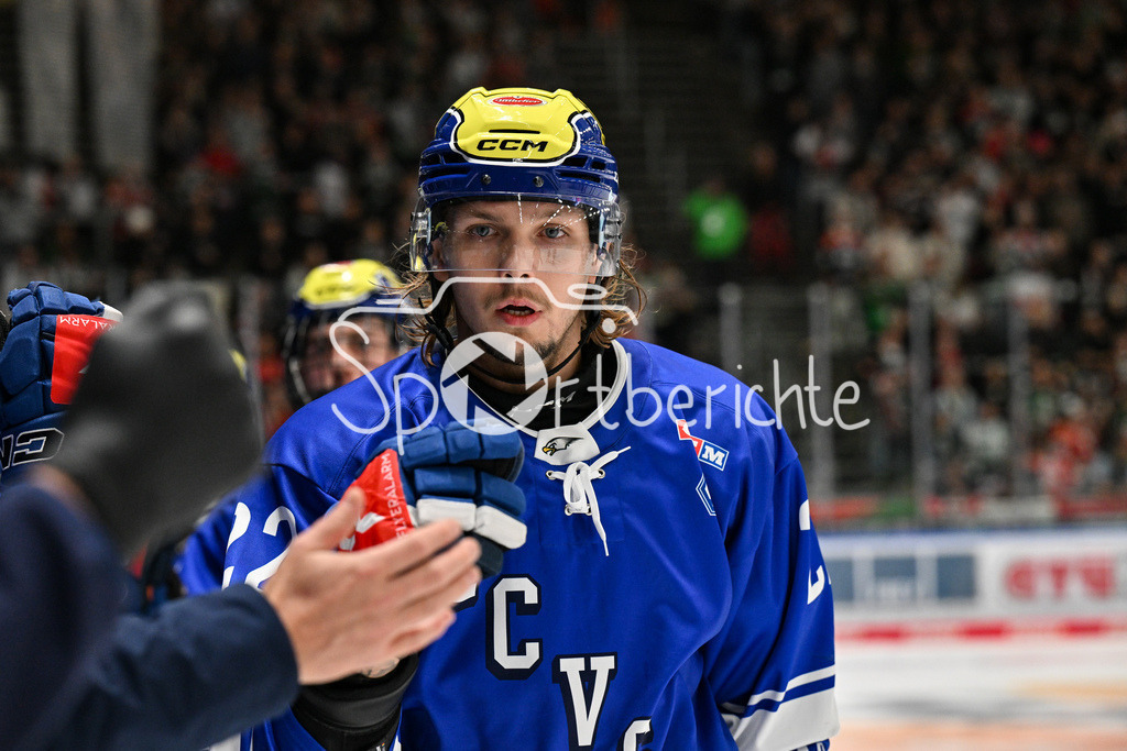 Augsburger Panther - EC VSV | Jubel nach dem 2-3 fuer den VSV durch Nikita SCHERBAK (EC VSV #22) / Treffer / Tor / Freude / Happy /