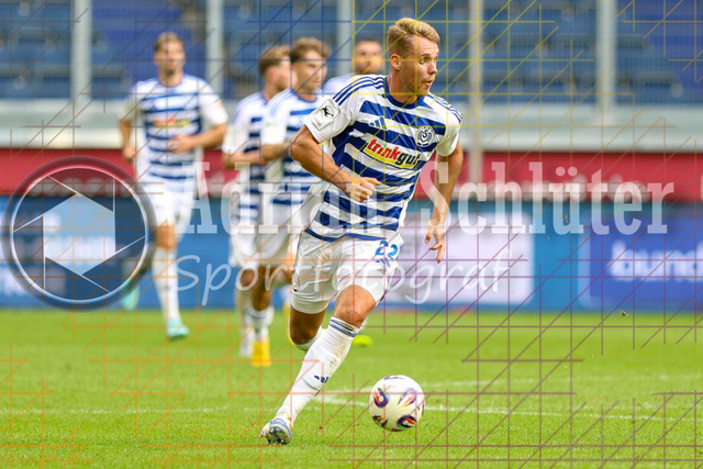 MSV Duisburg vs VfB Stuttgart II - 3. Liga | Duisburg, Deutschland, 02.08.25:   Thilo Töpken (MSV Duisburg) in Aktion am Ball, Einzelaktion waehrend des Spiels der 3. Liga MSV Duisburg vs VfB Stuttgart II in der schauinsland-reisen-arena(Foto von Brauer-Fotoagentur / Adrian Schlueter)