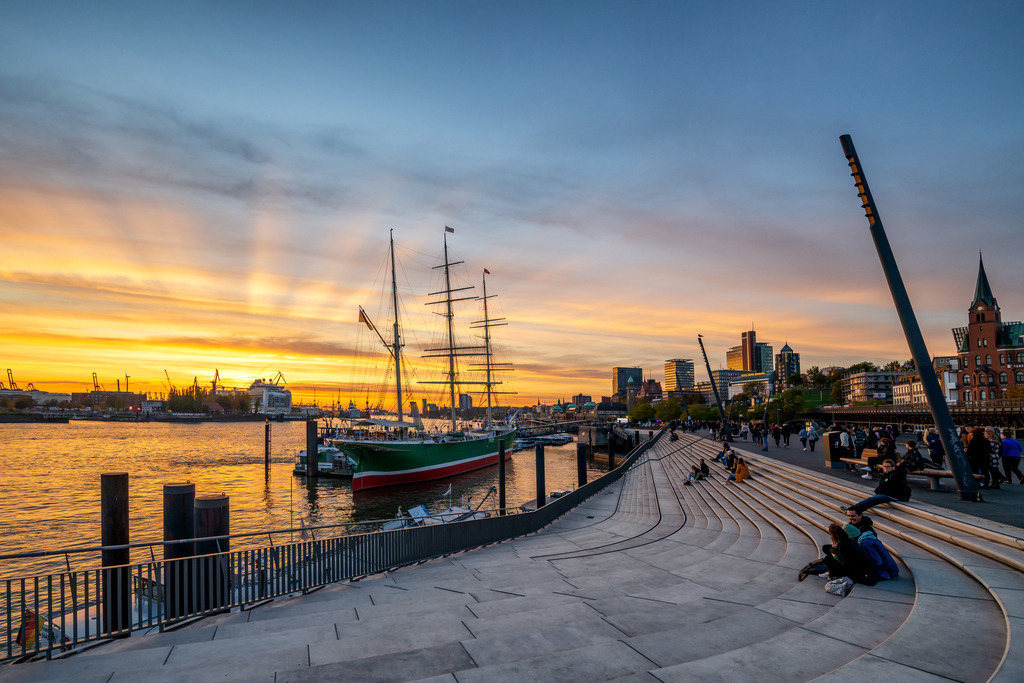 10230504 - Sonnenuntergang am Hafen | Wunderschöne Abendstimmung an der Jan-Fedder-Promenade mit Blick auf die Rickmer Rickmers und den Hafen.