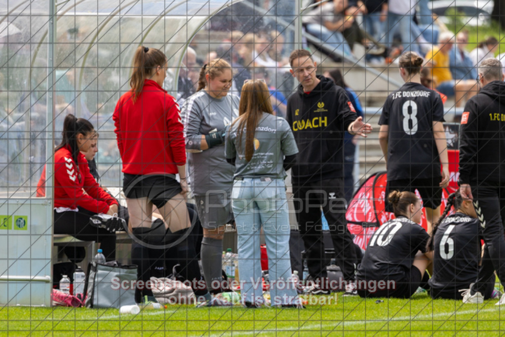 20250529_140034_0861 | #,  SGM Wendlingen-Ötlingen II (blau) vs. 1.FC Donzdorf II (schwarz), Fussball, Frauen-Bezirkspokal Finale Saison 2024/2025, Rasenplatz VfL Stadion Kirchheim, Jesinger Straße 105, 73230 Kirchheim, 29.05.2025 - 13:00 Uhr,Foto: PhotoPeet-Sportfotografie/Peter Harich