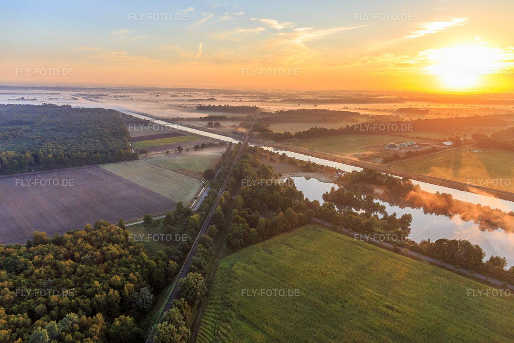 Luftbild: Eisenbahngeleise über den Elb-Seiten-Kanal in Scharnebeck im Bundesland Niedersachsen in Deutschland. Foto: IMG_110152.jpg vom 18.08.2018 durch Werner Riehm/FLY-FOTO.de