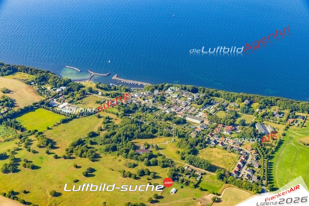 Luftbild der Stadt Lohme - Die Luftaufnahme wurde 2025 vom UL-Flugzeug heraus erstellt ( keine Drohne ) - Hochauflösende Luftaufnahme - für professionelle Ausdrucke geeignet. Die Geschenkidee !Hier alle&nbsp;Infos zur Lizenzierung der LuftaufnahmeWir fliegen auch dieses Jahr wieder in Ihre Region um Luftbilder zu erstellen.- Luftbild anfragen
