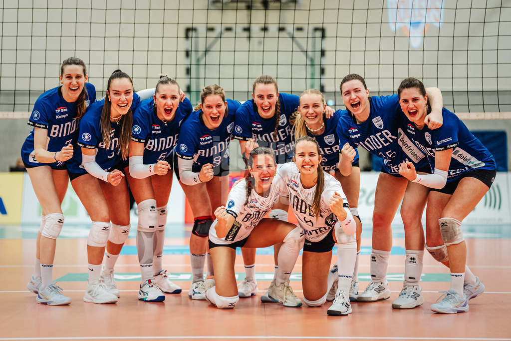 Volleyball | Frauen | Saison 2025/2026 | Volleyball Bundesliga | ETV Hamburger Volksbank Volleys vs. Binder Blaubären TSV Flacht | 06.12.2025 | Flacht jubelt nach dem ersten Sieg der Saison in der ersten Bundesliga, hintere Reihe v.l. Britta Schammer (#7, Binder Blaubären TSV Flacht), Sara Marjanovic (#9, Binder Blaubären TSV Flacht), Lea Finger (#5, Binder Blaubären TSV Flacht), Hanne Binkau (#8, Binder Blaubären TSV Flacht), Hanna Kögler (#16, Binder Blaubären TSV Flacht), Franka van der Veer (#4, Binder Blaubären TSV Flacht), Lizzy Irine Lobzhanidze (#15, Binder Blaubären TSV Flacht), Frauke Neuhaus (#11, Binder Blaubären TSV Flacht), vordere Reihe v.l. Leonie Büdenbender (#10, Binder Blaubären TSV Flacht) und Alina Stäbler (#18, Binder Blaubären TSV Flacht)