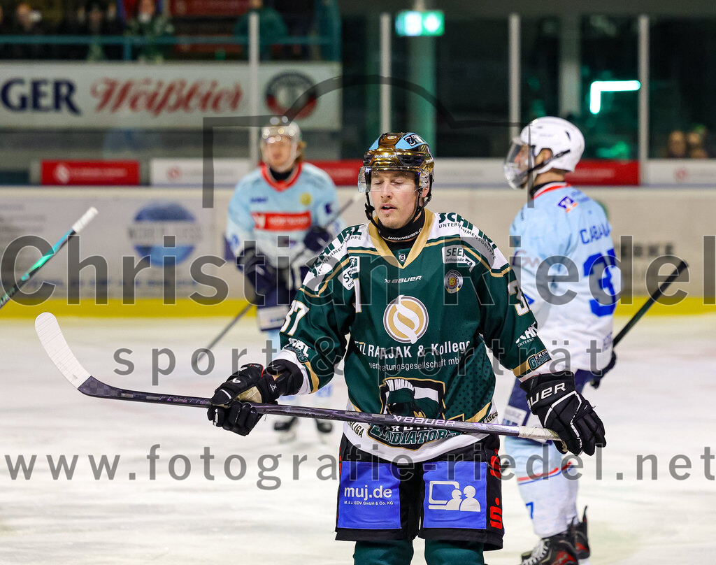 2025-12-23_053_TSV_Erding_gegen_Heilbronner_Falken | Erding, Deutschland, 23.12.2025:Eishockey, Oberliga Süd 2025 / 2026, 29. Spieltag, TSV Erding gegen Heilbronner Falken, Endergebnis: 5:4Thomas Matheson (Erding Gladiators, #37)Foto: Christian Riedel / fotografie-riedel.net