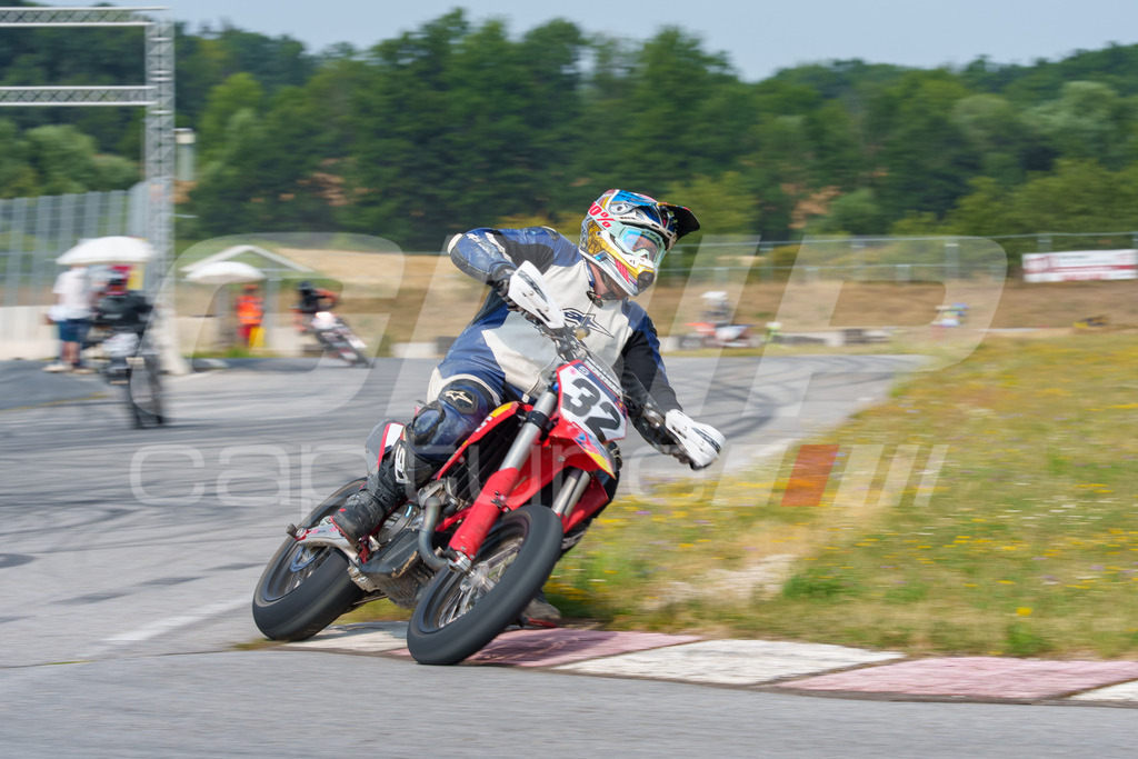 SuperMoto_Staatsmeisterschaft_Fuglau-561 | GRIPcapture steht für authentische Sportfotografie in Österreich – für Momente, die mehr sind als Geschwindigkeit oder Ergebnis. Es geht um Emotion, Spannung, Fokus und den Augenblick, der oft nur einen Wimpernschlag dauert.Ob Motorsport, Teamsport oder 