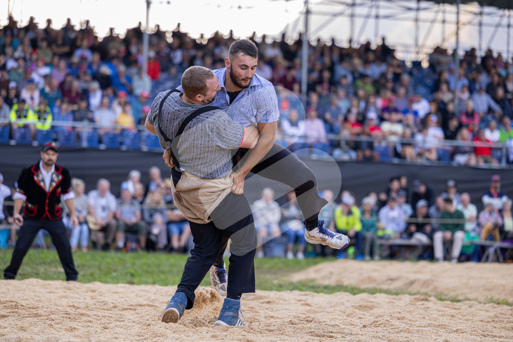 TESSINER2025_01_Gang_9207 | Die Schwinger des Schwyzer Kantonalen Schwingerverbandes: Fotos, die Dynamik und Leidenschaft festhalten, sowie emotionale Momente aus dem traditionellen Schwingsport zeigen. - Realisiert mit Pictrs.com