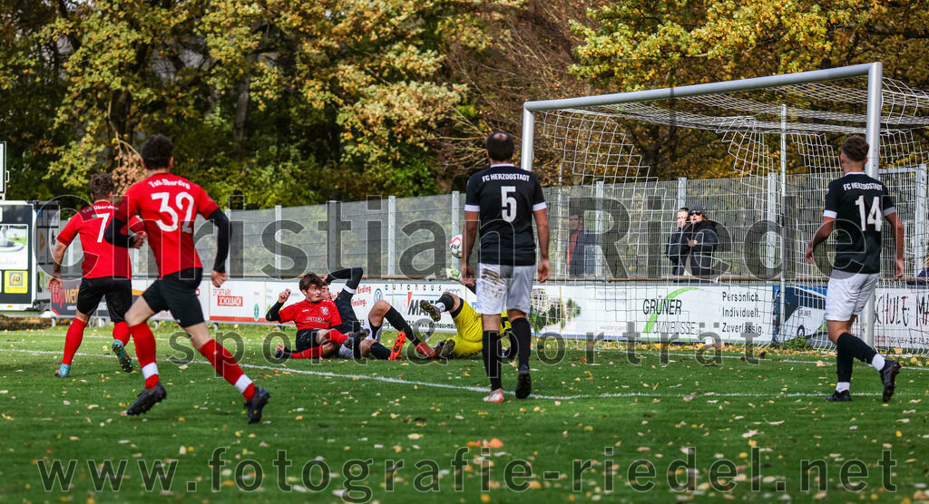 2023-11-05_071_FC_Herzogstadt_gegen_TuS_Oberding | Erding, Deutschland, 05.11.2023:
Fußball, Kreisklasse 2023 / 2024, 14. Spieltag, FC Herzogstadt gegen TuS Oberding, Endergebnis: 4:5

Tobias Götze (TuS Oberding, #32), Torwart Florian Leininger (FC Herzogstadt, #22), Christoph Greckl (FC Herzogstadt, #5), Dardan Recica (FC Herzogstadt, #14)

Foto: Christian Riedel / fotografie-riedel.net