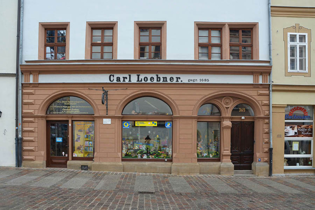 Torgau - Ältestes Spielwarengeschäft Deutschlands (Bäckereistraße 2) | Entdecke über 20 Kategorien Leipzig-Motive: Foto-Downloads, hochwertige Poster, Leinwand- & Fine-Art-Prints. Jetzt Lieblingsfoto im Bildlexikon Leipzig Shop bestellen!