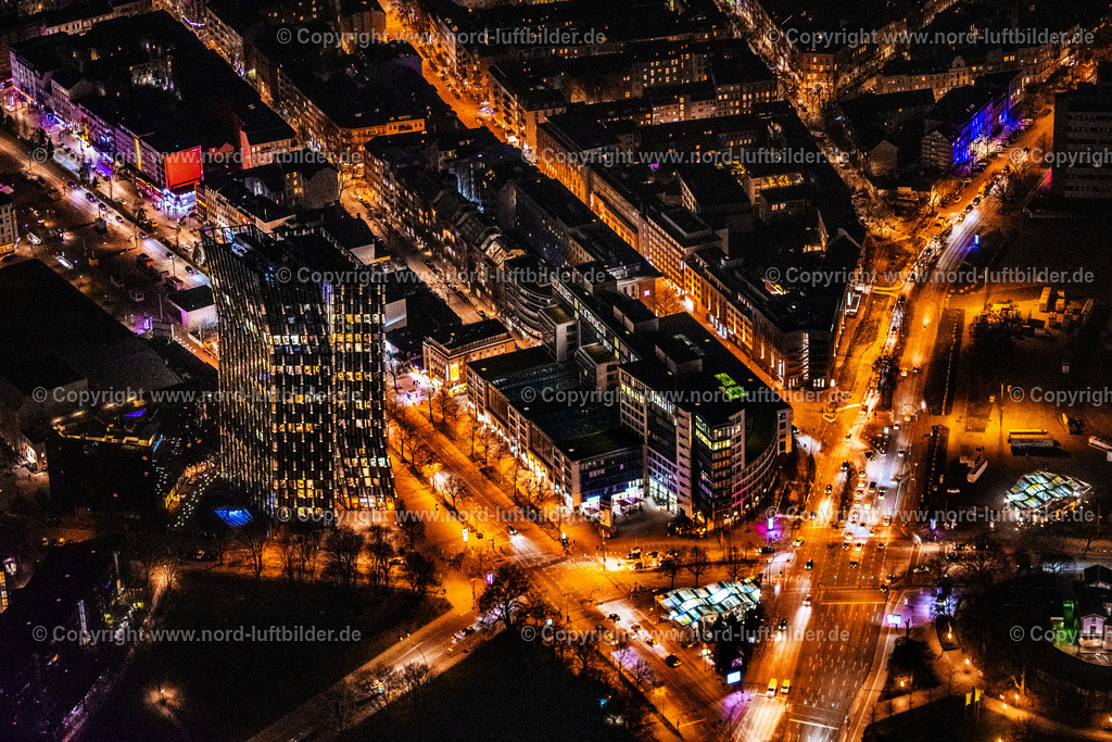 Hamburg_St_Pauli_Tanzende_Türme_Reeperbahn_Nachtaufnahme_ELS_6420060325 | HAMBURG 06.03.2025 Nacht- Lichter und Beleuchtung Hochhaus- Ensemble " Tanzende Türme " an der Ecke Reeperbahn - Zirkusweg im Ortsteil Sankt Pauli in Hamburg, Deutschland. Weiterführende Informationen bei: ARCOTEL Hotels & Resorts GmbH,  Hadi Teherani Architects GmbH,  Hillmer und Richter Architekten GmbH,  IQ Tower GmbH & Co. KG,  STRABAG AG,  TTG Betriebs GmbH & Co. KG. // Night lighting high-rise ensemble of " Tanzende Tuerme " on corner Reeperbahn - Zirkusweg in the district Sankt Pauli in Hamburg, Germany. Further information at: ARCOTEL Hotels & Resorts GmbH,  Hadi Teherani Architects GmbH,  Hillmer und Richter Architekten GmbH,  IQ Tower GmbH & Co. KG,  STRABAG AG,  TTG Betriebs GmbH & Co. KG. Foto: Martin Elsen