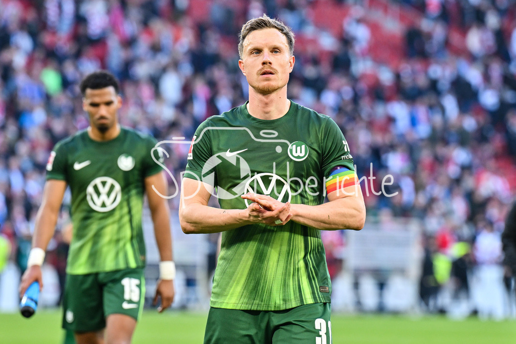 VfB Stuttgart - VfL Wolfsburg | STUTTGART, DEUTSCHLAND - 01. MÄRZ: hängende Köpfe und enttäuschte Blicke bei den Gästen nach dem Bundesligamatch zwischen dem VfB Stuttgart und dem VfL Wolfsburg am 24. Spieltag in der MHP-Arena / DFL REGULATIONS PROHIBIT ANY USE OF PHOTOGRAPHS AS IMAGE SEQUENCES AND/OR QUASI-VIDEO / Niederlage / Yannick GERHARDT (VfL Wolfsburg 31)