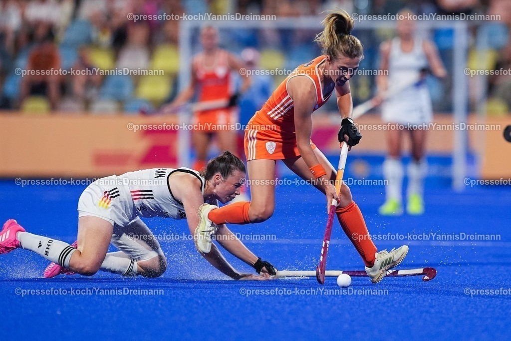 xydrx11082503023 | 11.08.2025, xydrx, Frauen EuroHockey Championship 2025, Gruppenphase, Gruppe A, Deutschland - Niederlande, Sparkassenpark Mönchengladbach: Amelie Wortmann (GER #3) im Zweikampf gegen Xan de Waard (NED #7)