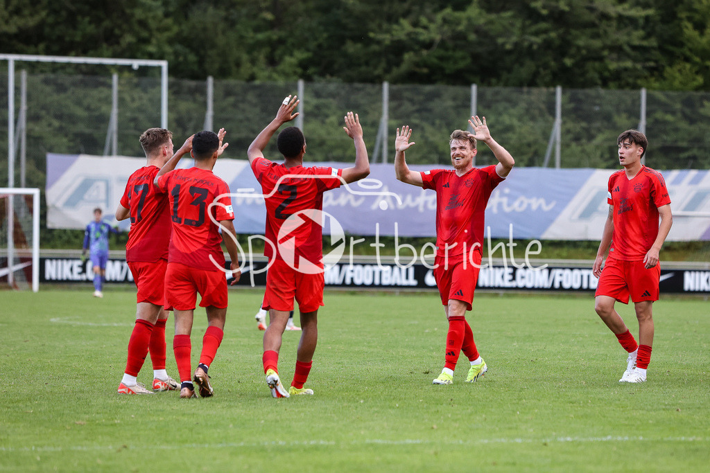 SpVgg Unterhaching - FC Bayern Amateure | Die kleinen Bayern jubeln nach dem Siegtreffer von Vincent MANUBA (FCB #2) zum 3-2 Endstand / Tor / Torschuetze