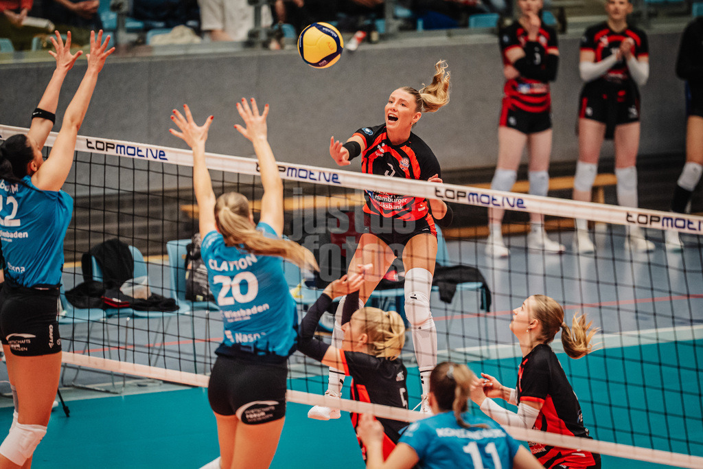 Volleyball | Frauen | Saison 2025/2026 | Volleyball Bundesliga | ETV Hamburger Volksbank Volleys vs. VC Wiesbaden | 14.03.2026 | Lina Köster (#3, ETV Hamburger Volksbank Volleys) beim Angriff