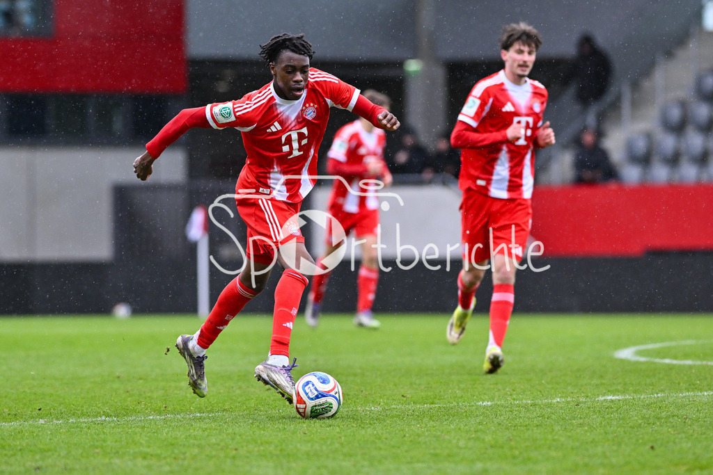 FC Bayern München - Berliner Athletik Klub | MUNICH, GERMANY - 21. FEBRUARY: am BAll Rayan MOUMOUNI (FC Bayern München U19 2)  Einzelfoto / Freisteller während dem Spiel zwischen der U19 des FC Bayern München und der U19 des Berliner Athletik Klubs am 3. Spieltag der DFB-U19 Nachwuchsliga am FC Bayern Campus