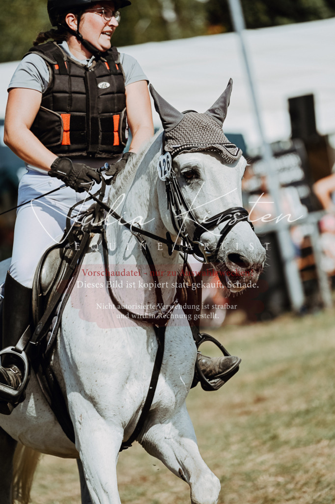 DSC_9358 | Pferde- und Turnierfotografie in Westsachsen. Pferdeportraits, Auftragszeichnungen und intuitive Kunst.